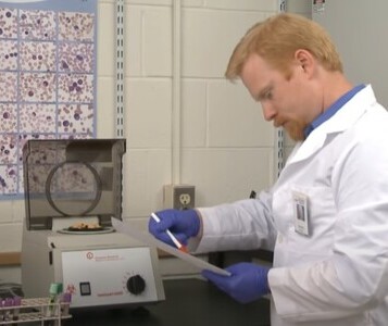 Клиника лечения наркозависимости в Череповце Врач в кабинете клиники